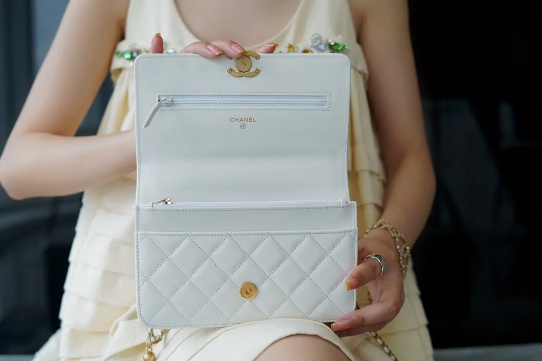 샤넬 WOC 체인 월렛 화이트 램스킨