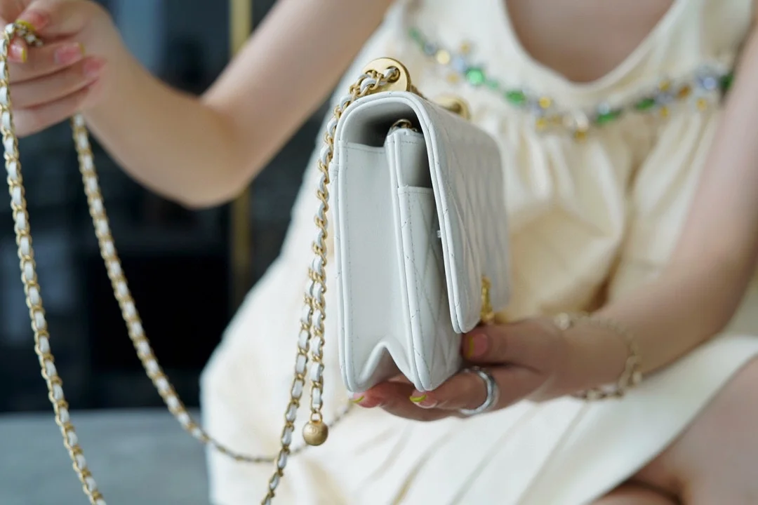 샤넬 WOC 체인 월렛 화이트 램스킨