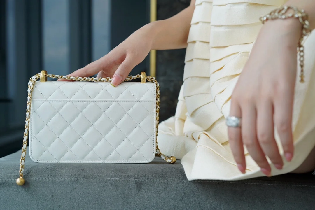 샤넬 WOC 체인 월렛 화이트 램스킨