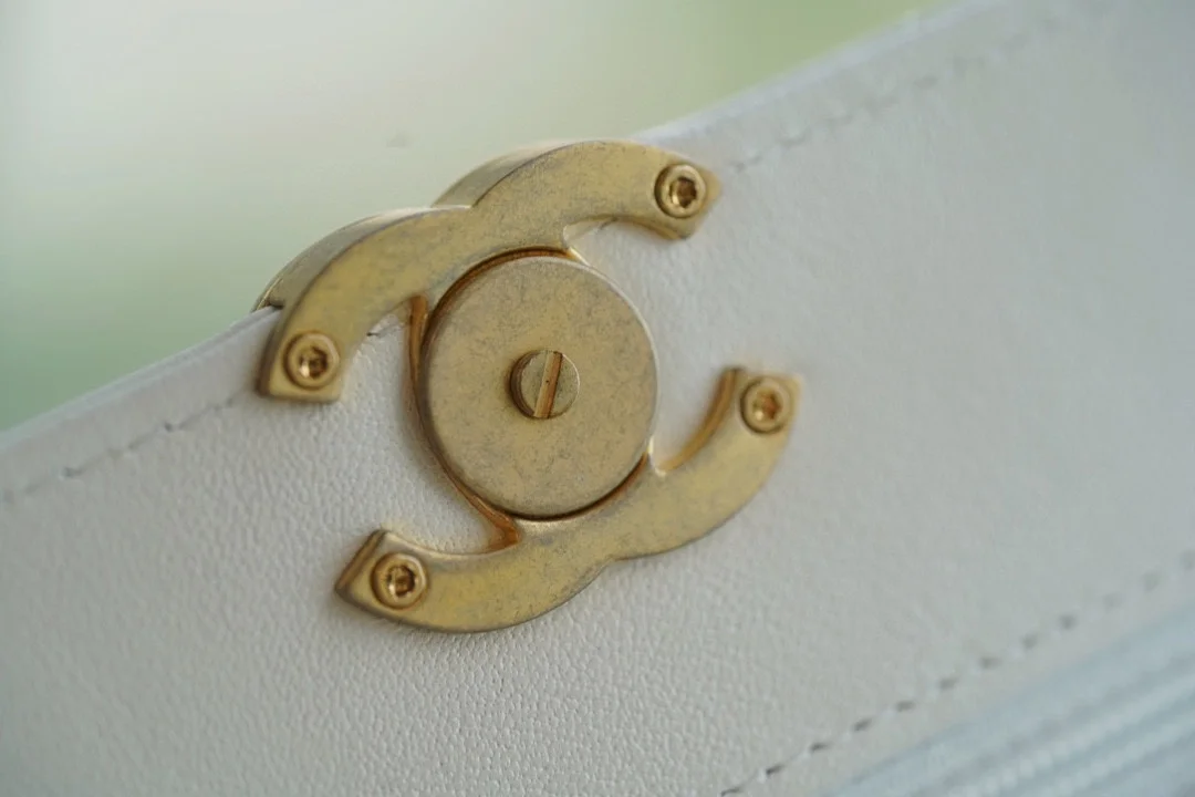 샤넬 WOC 체인 월렛 화이트 램스킨