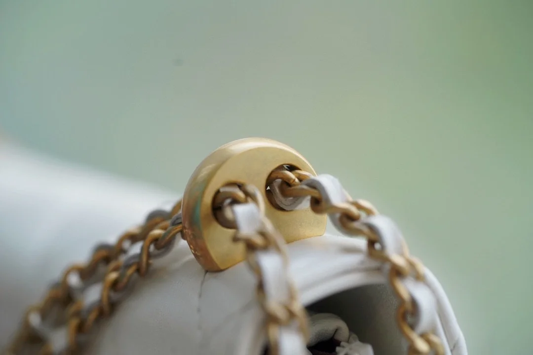 샤넬 WOC 체인 월렛 화이트 램스킨