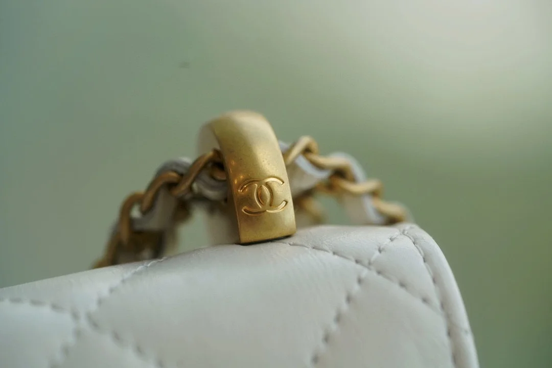 샤넬 WOC 체인 월렛 화이트 램스킨