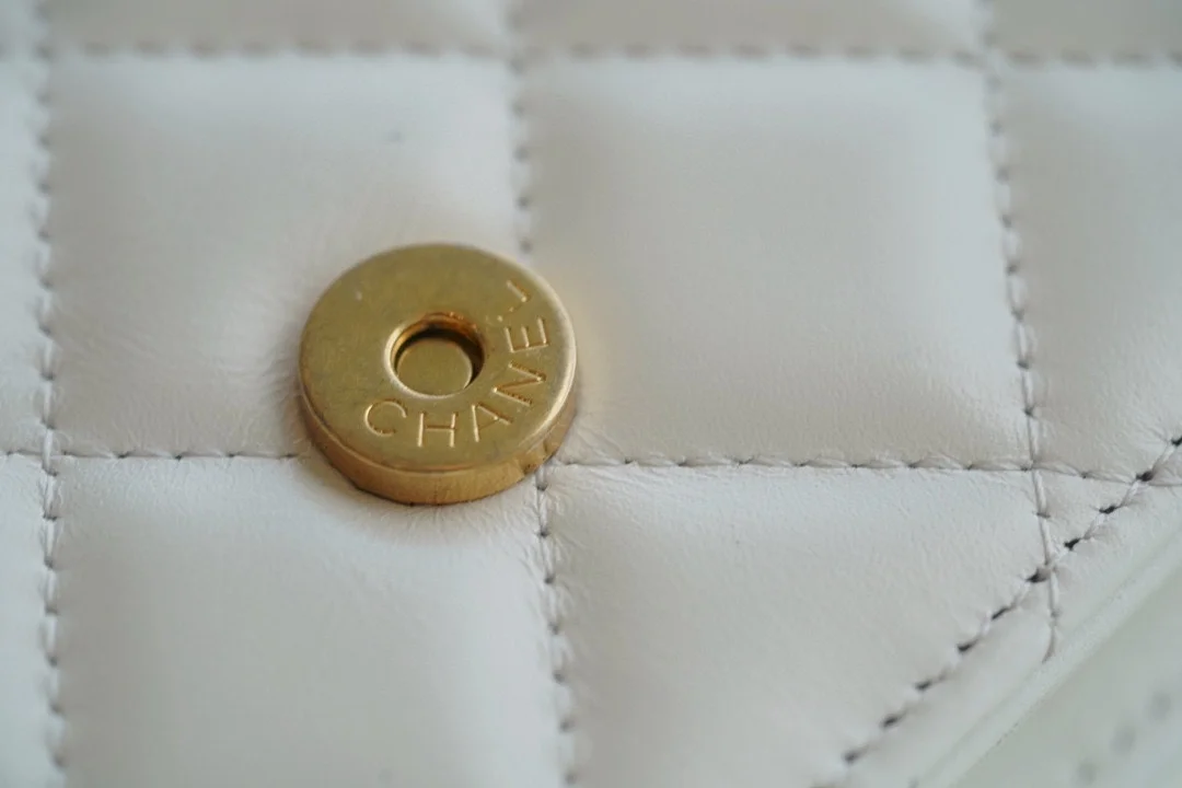 샤넬 WOC 체인 월렛 화이트 램스킨