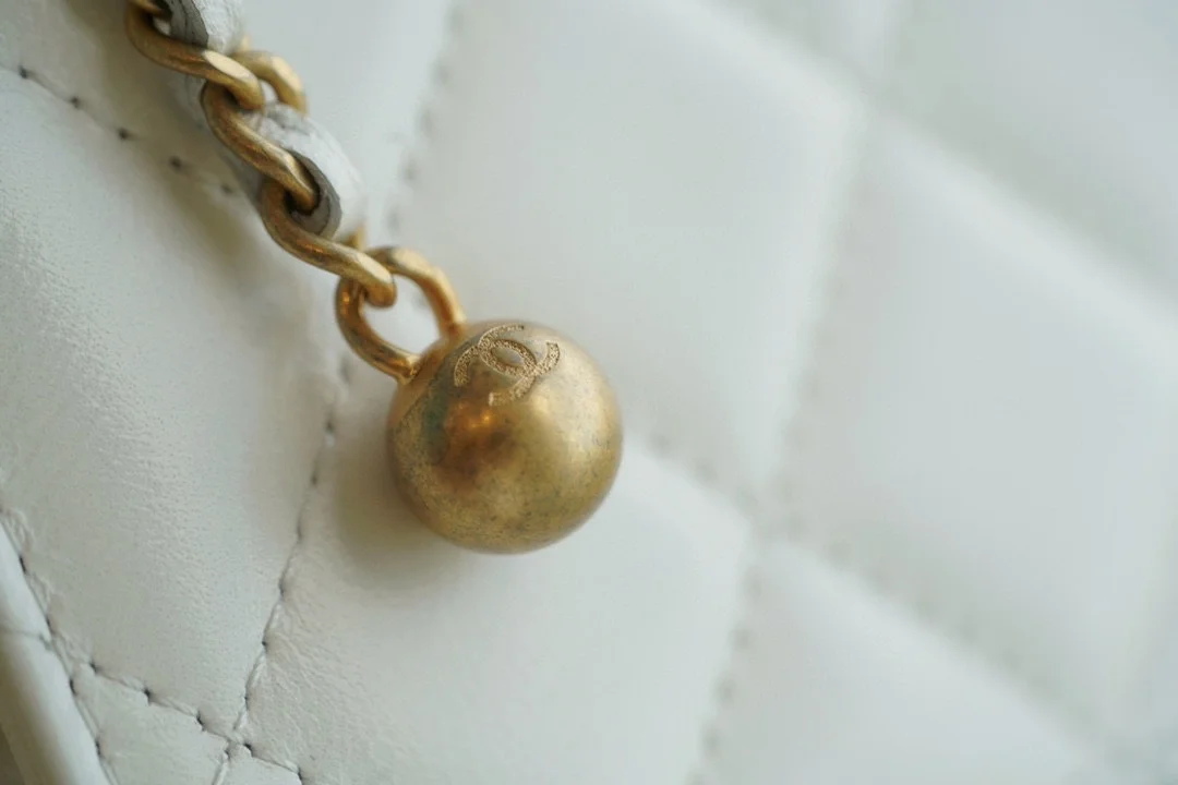 샤넬 WOC 체인 월렛 화이트 램스킨