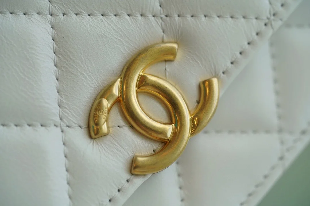 샤넬 WOC 체인 월렛 화이트 램스킨