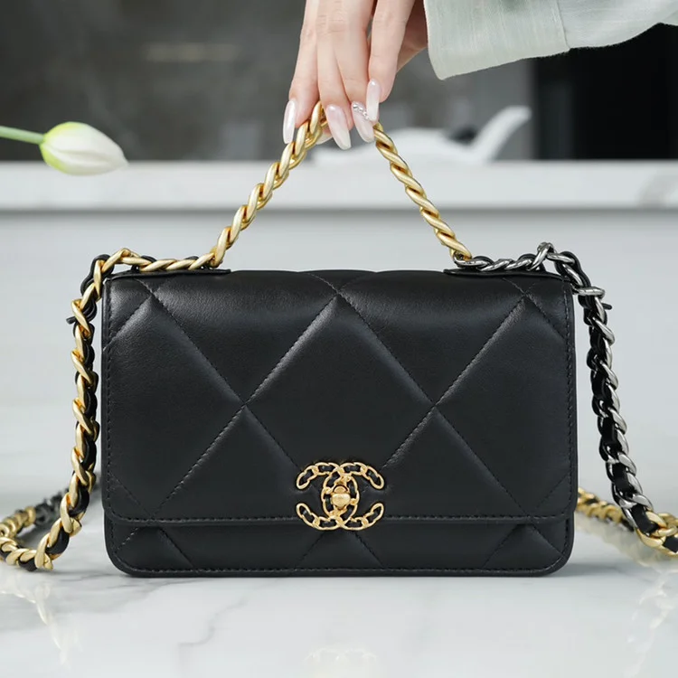 샤넬 19 WOC 턴락 램스킨 블랙 금장