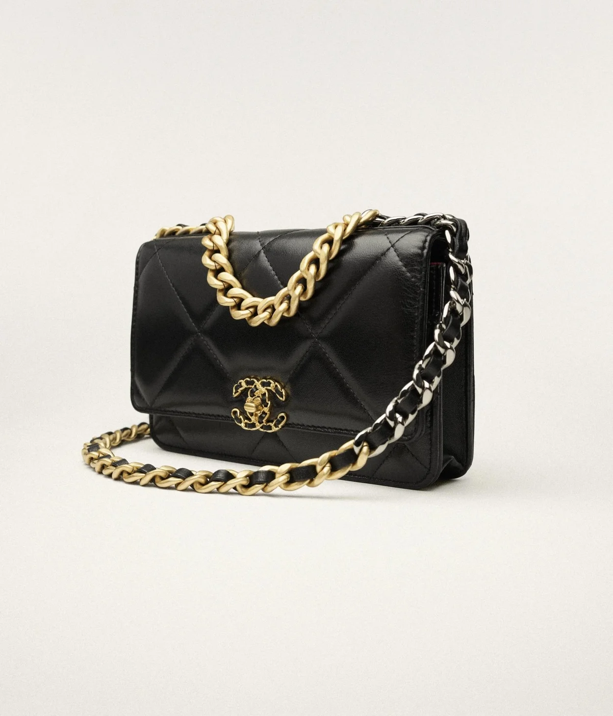 샤넬 19 WOC 턴락 램스킨 블랙 금장