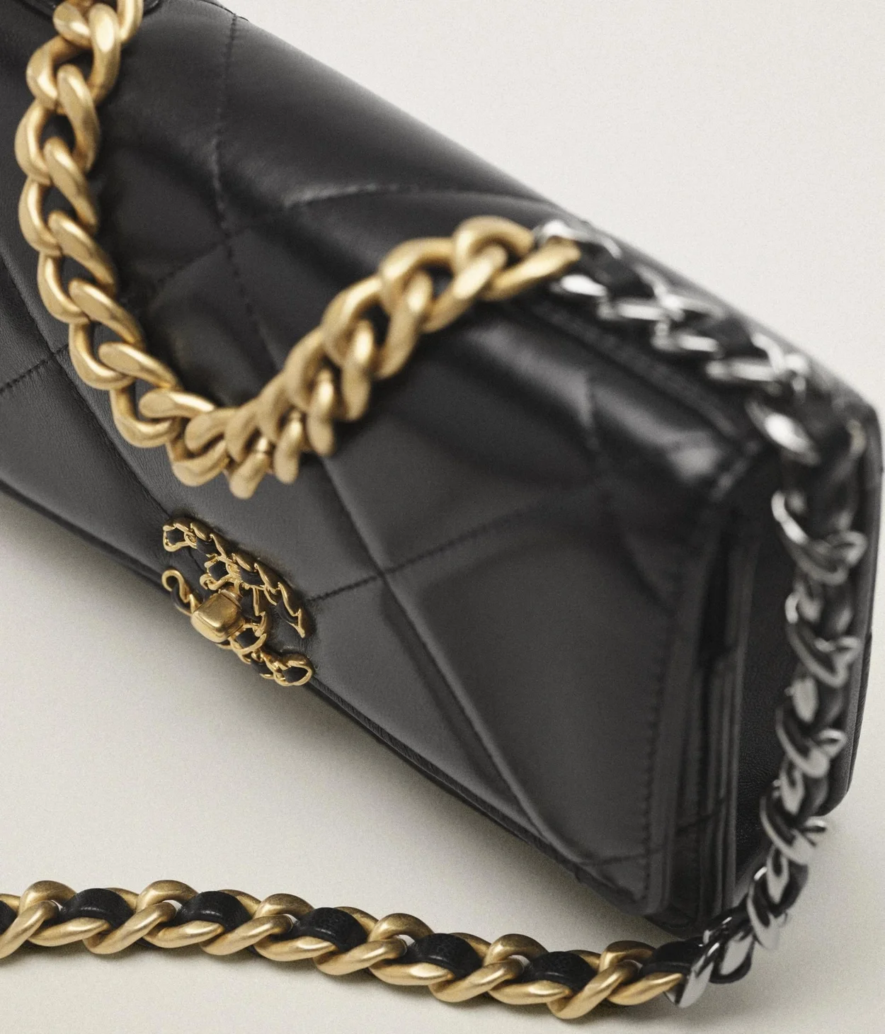 샤넬 19 WOC 턴락 램스킨 블랙 금장