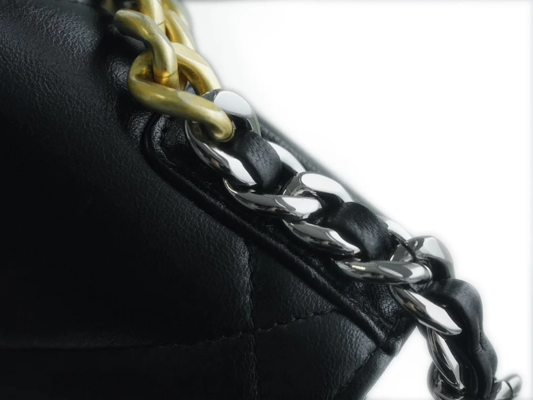 샤넬 19 WOC 턴락 램스킨 블랙 금장