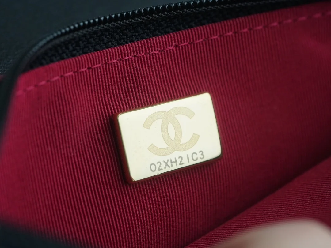 샤넬 19 WOC 턴락 램스킨 블랙 금장