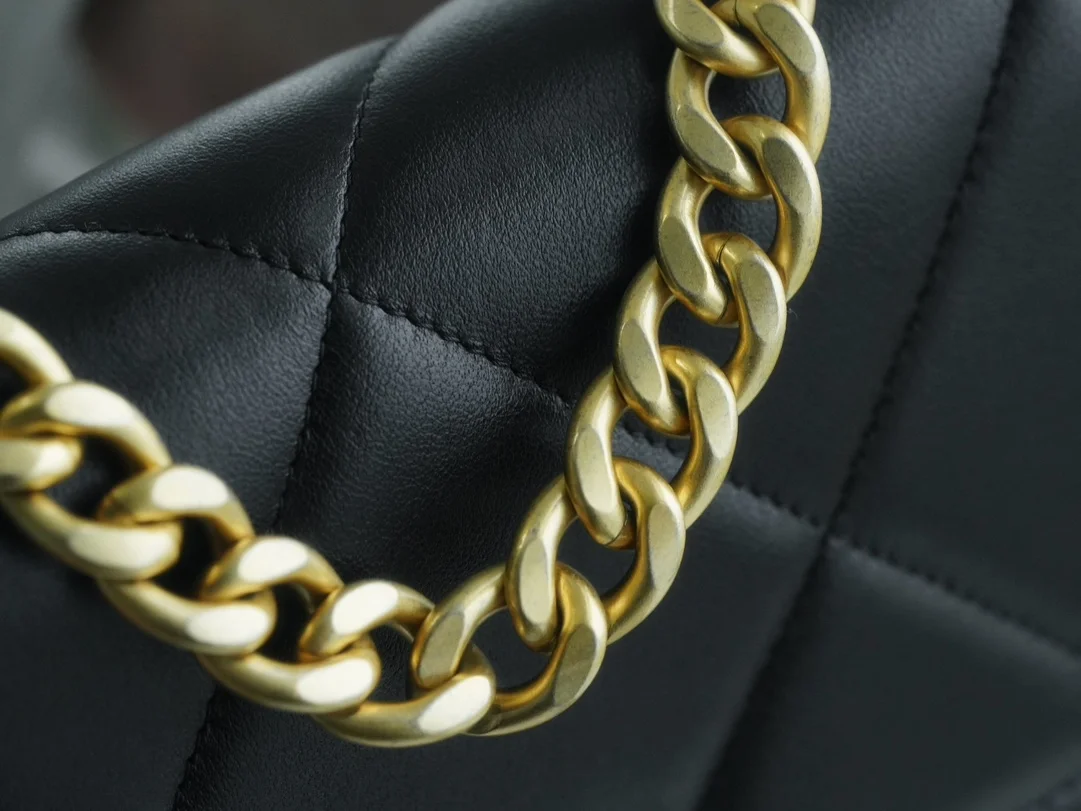 샤넬 19 WOC 턴락 램스킨 블랙 금장