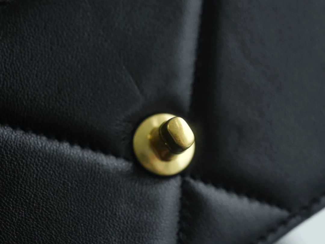 샤넬 19 WOC 턴락 램스킨 블랙 금장