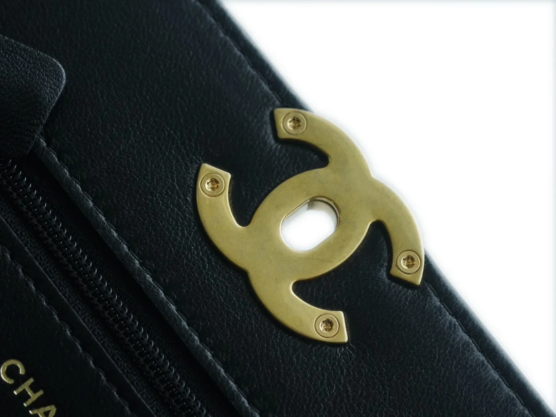 샤넬 19 WOC 턴락 램스킨 블랙 금장