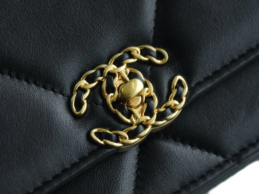 샤넬 19 WOC 턴락 램스킨 블랙 금장