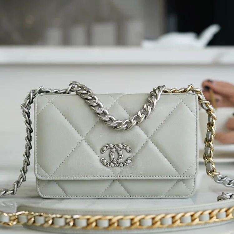 샤넬 19 WOC 턴락 램스킨 라이트그레이 은장