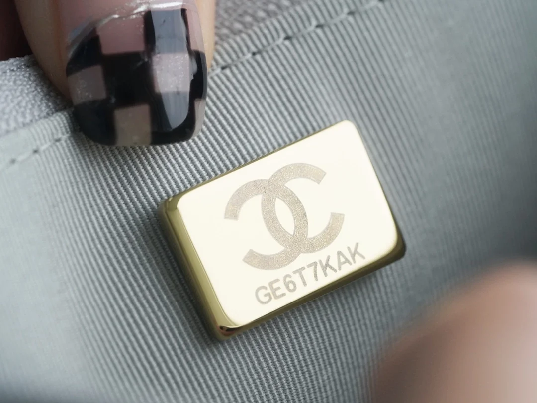 샤넬 19 WOC 턴락 램스킨 라이트그레이 은장