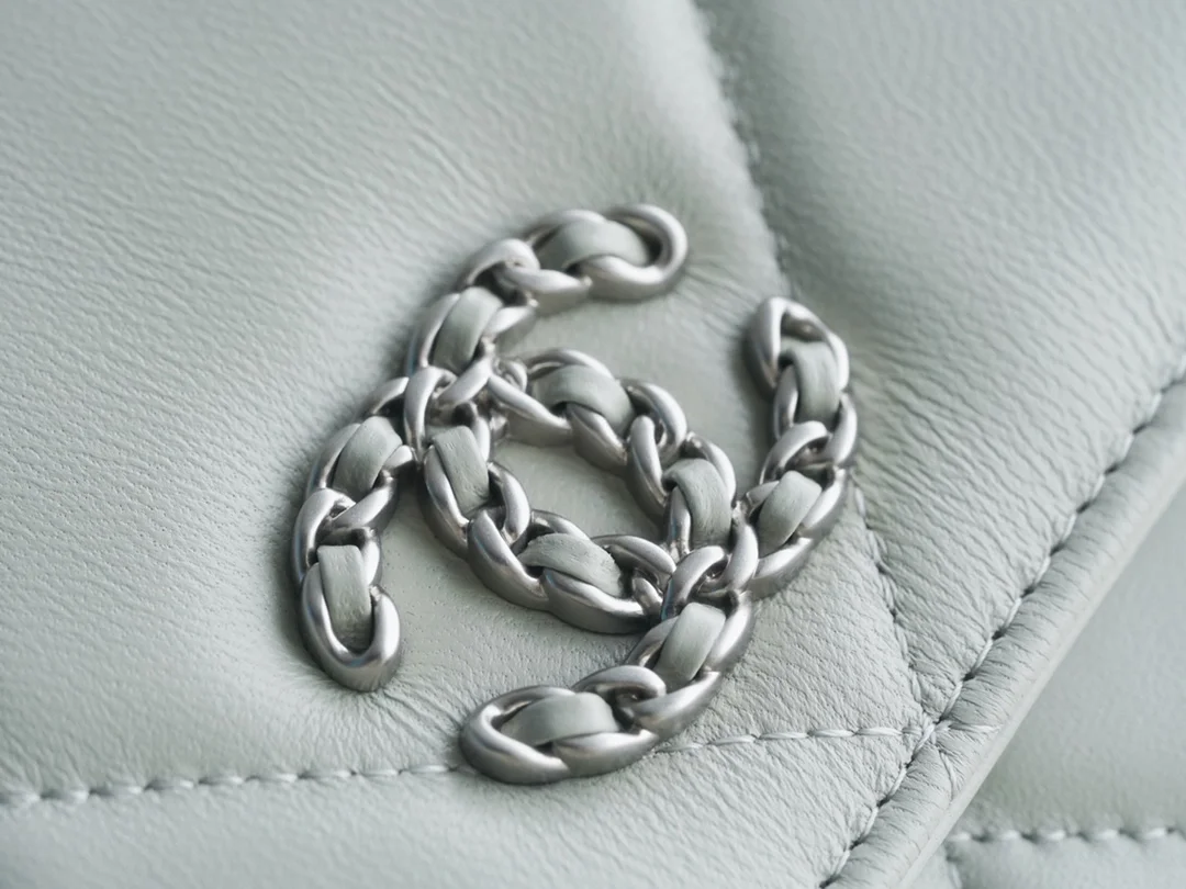 샤넬 19 WOC 턴락 램스킨 라이트그레이 은장