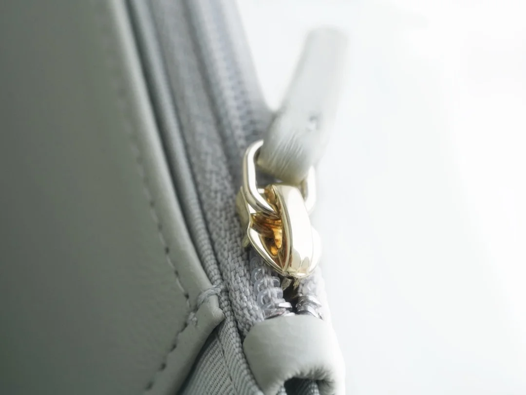 샤넬 19 WOC 턴락 램스킨 라이트그레이 은장