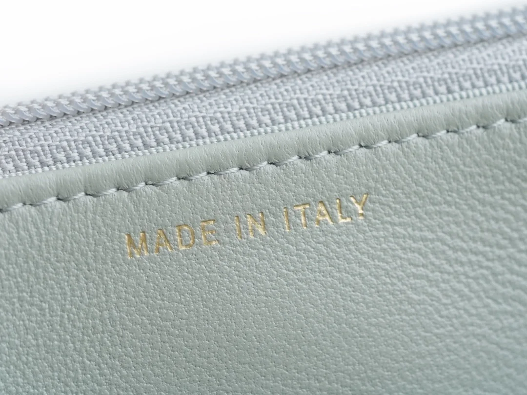 샤넬 19 WOC 턴락 램스킨 라이트그레이 은장