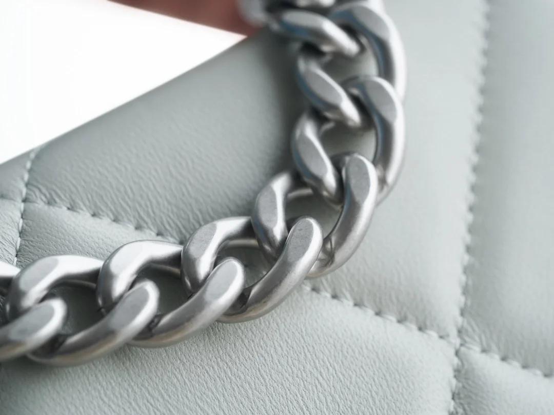 샤넬 19 WOC 턴락 램스킨 라이트그레이 은장