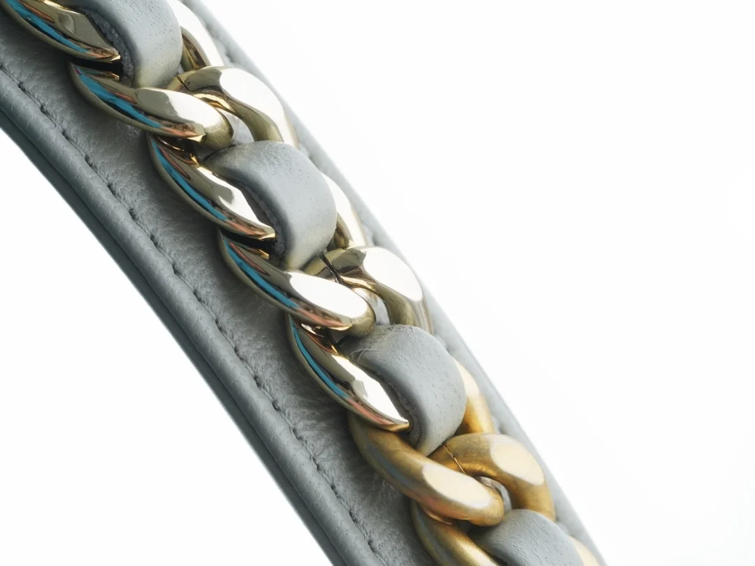 샤넬 19 WOC 턴락 램스킨 라이트그레이 은장