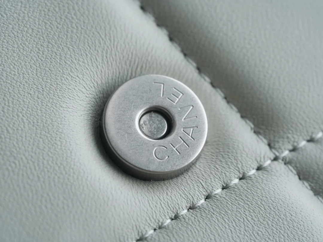 샤넬 19 WOC 턴락 램스킨 라이트그레이 은장