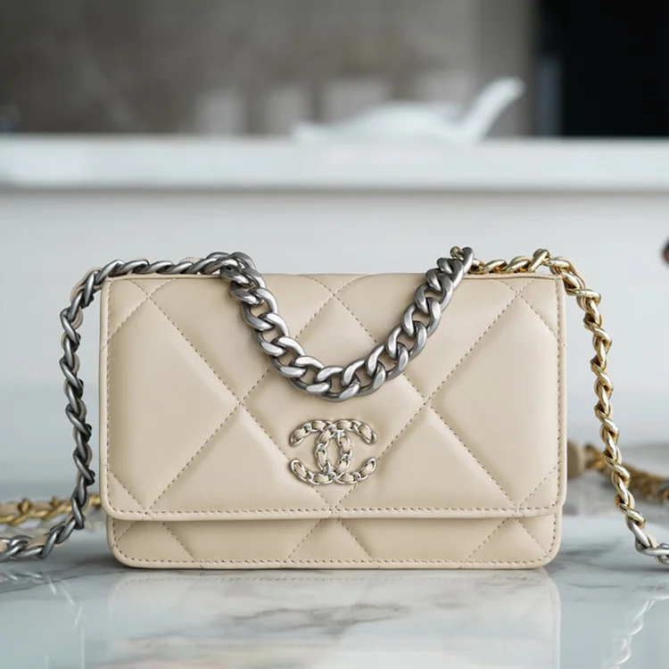 샤넬 19 WOC 턴락 램스킨 베이지 은장