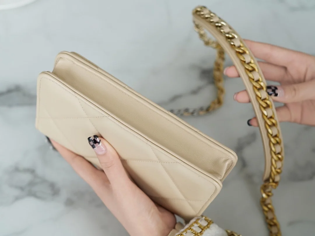 샤넬 19 WOC 턴락 램스킨 베이지 은장