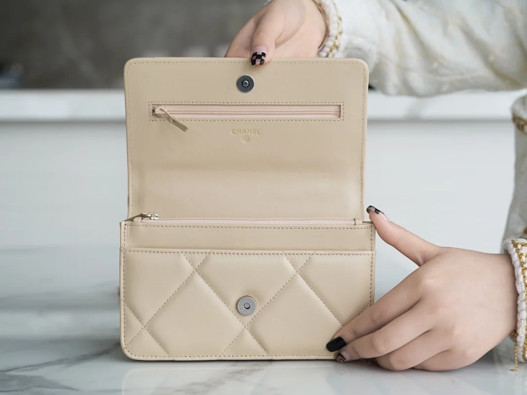 샤넬 19 WOC 턴락 램스킨 베이지 은장