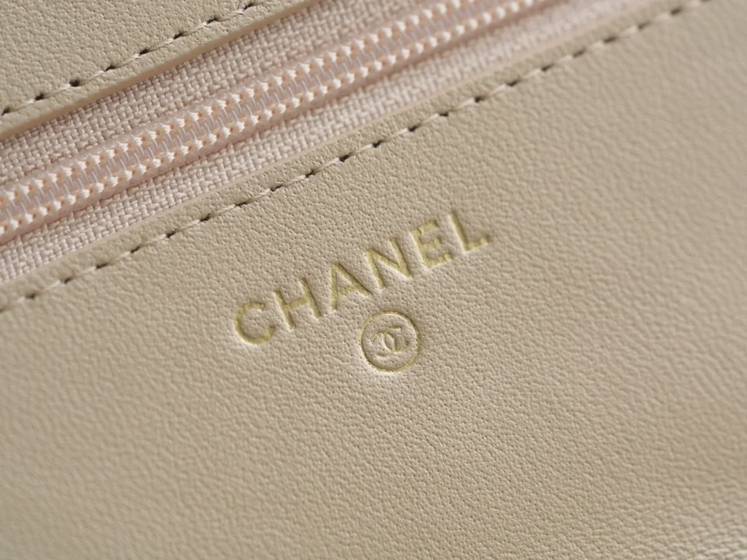 샤넬 19 WOC 턴락 램스킨 베이지 은장