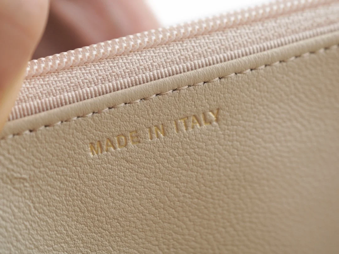 샤넬 19 WOC 턴락 램스킨 베이지 은장