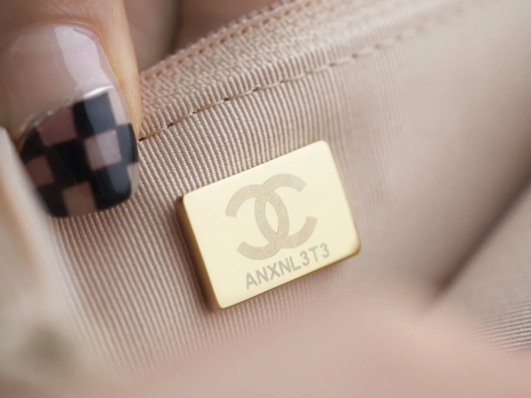 샤넬 19 WOC 턴락 램스킨 베이지 은장