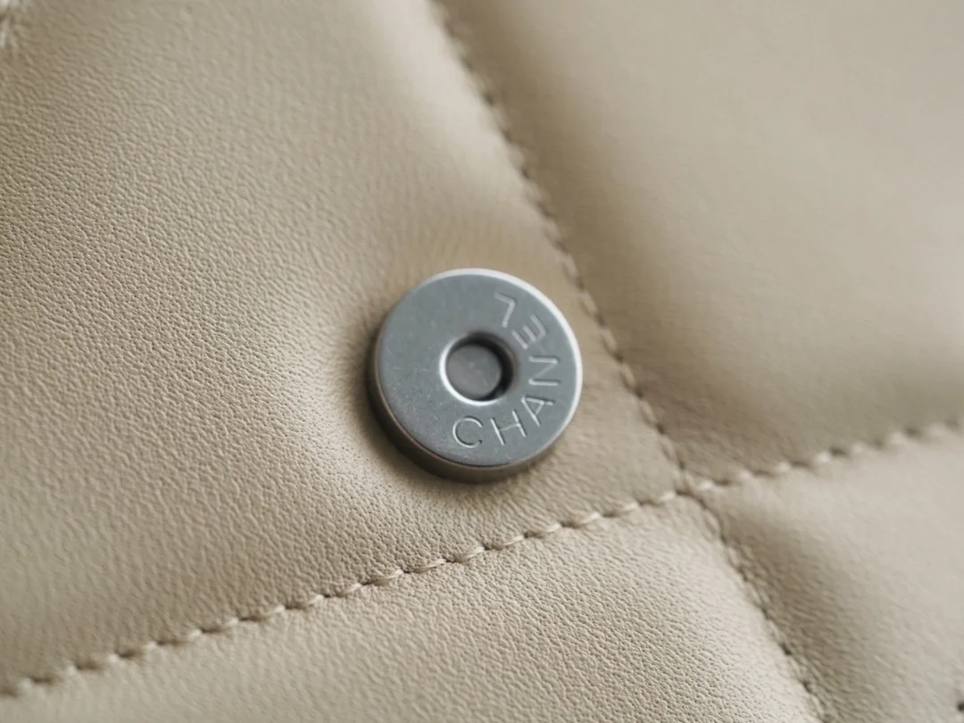 샤넬 19 WOC 턴락 램스킨 베이지 은장