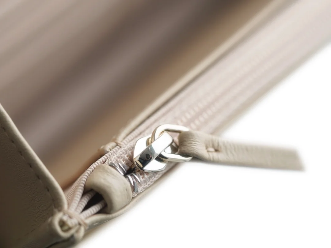 샤넬 19 WOC 턴락 램스킨 베이지 은장