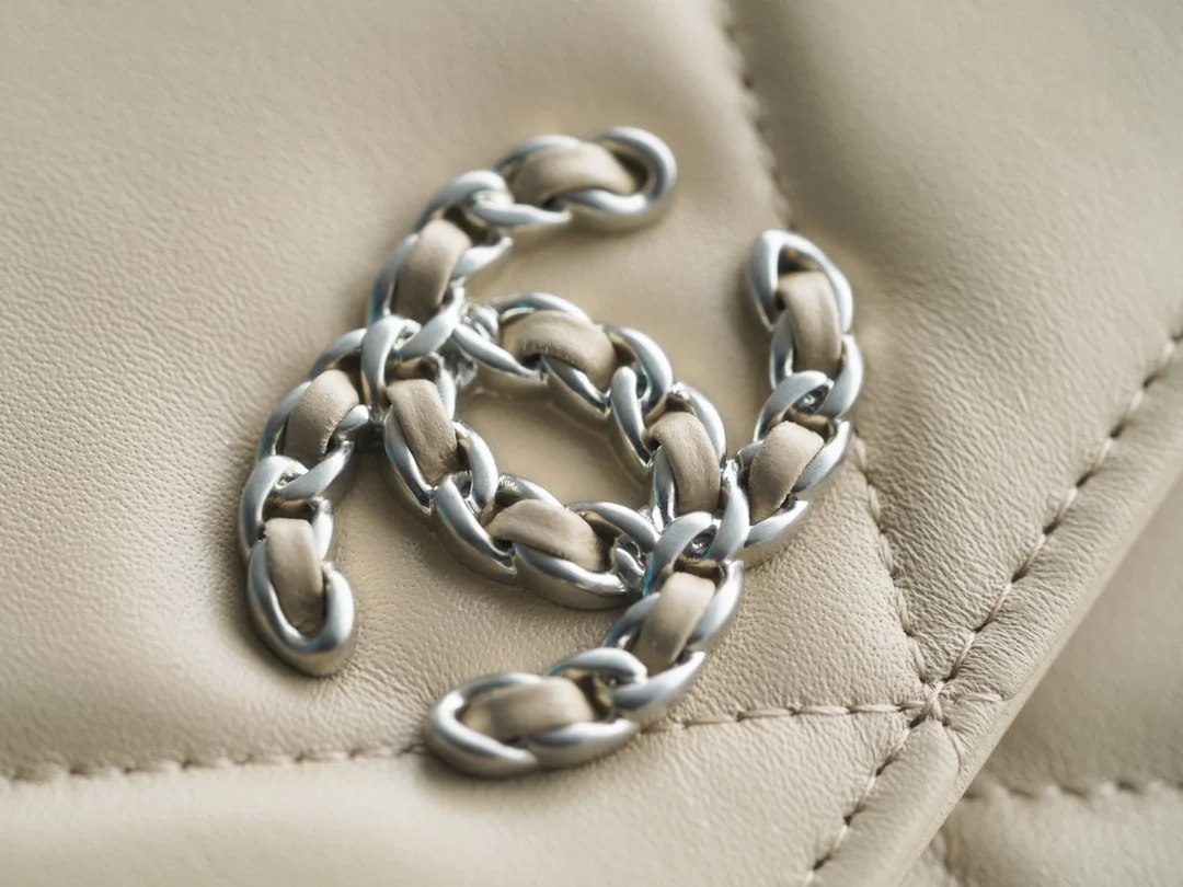 샤넬 19 WOC 턴락 램스킨 베이지 은장