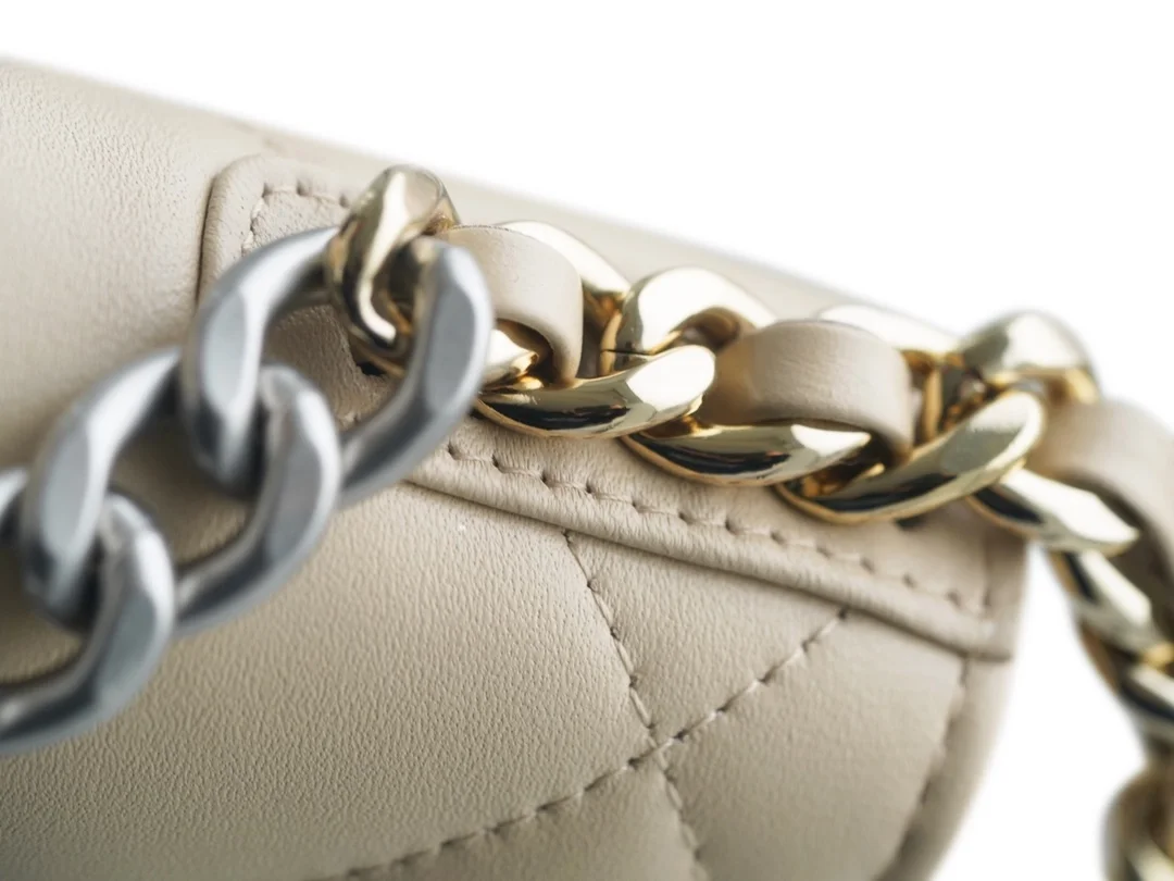 샤넬 19 WOC 턴락 램스킨 베이지 은장