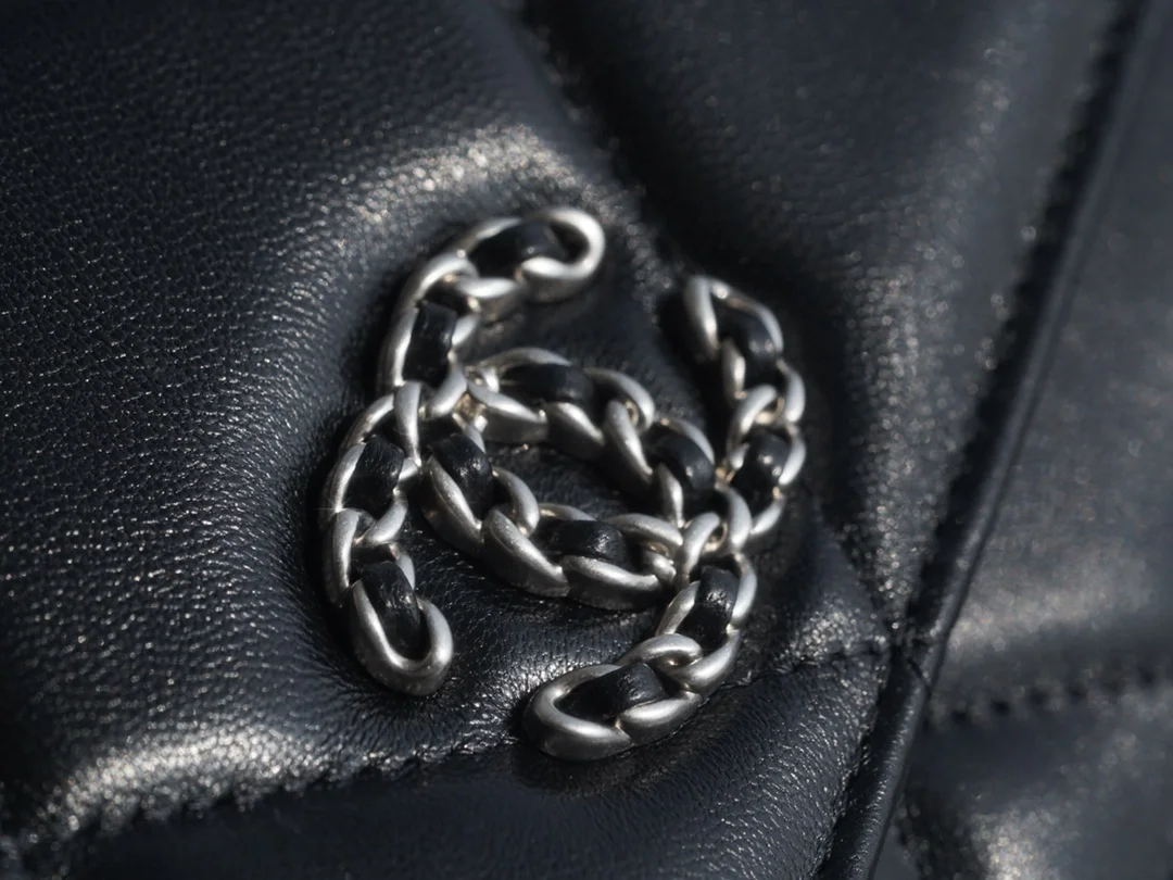 샤넬 19 WOC 턴락 램스킨 블랙 은장