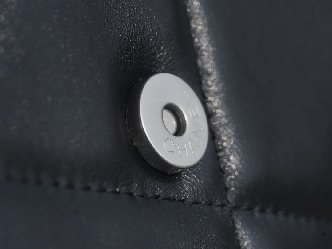 샤넬 19 WOC 턴락 램스킨 블랙 은장