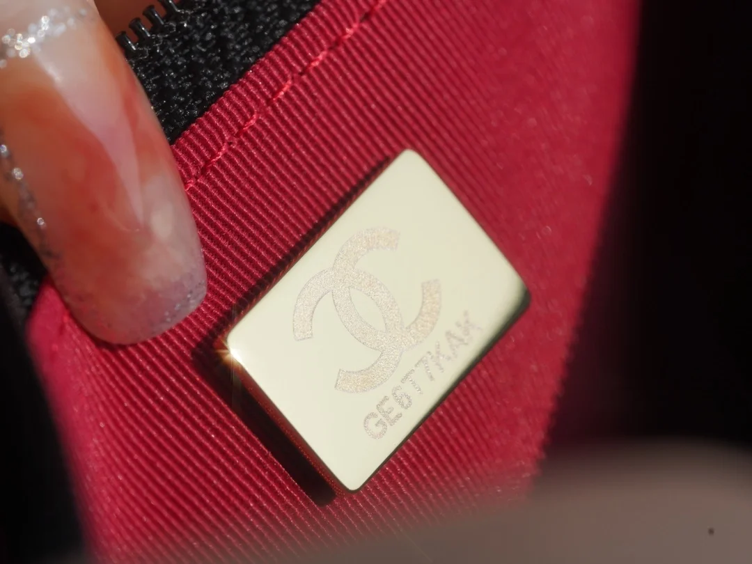 샤넬 19 WOC 턴락 램스킨 블랙 은장