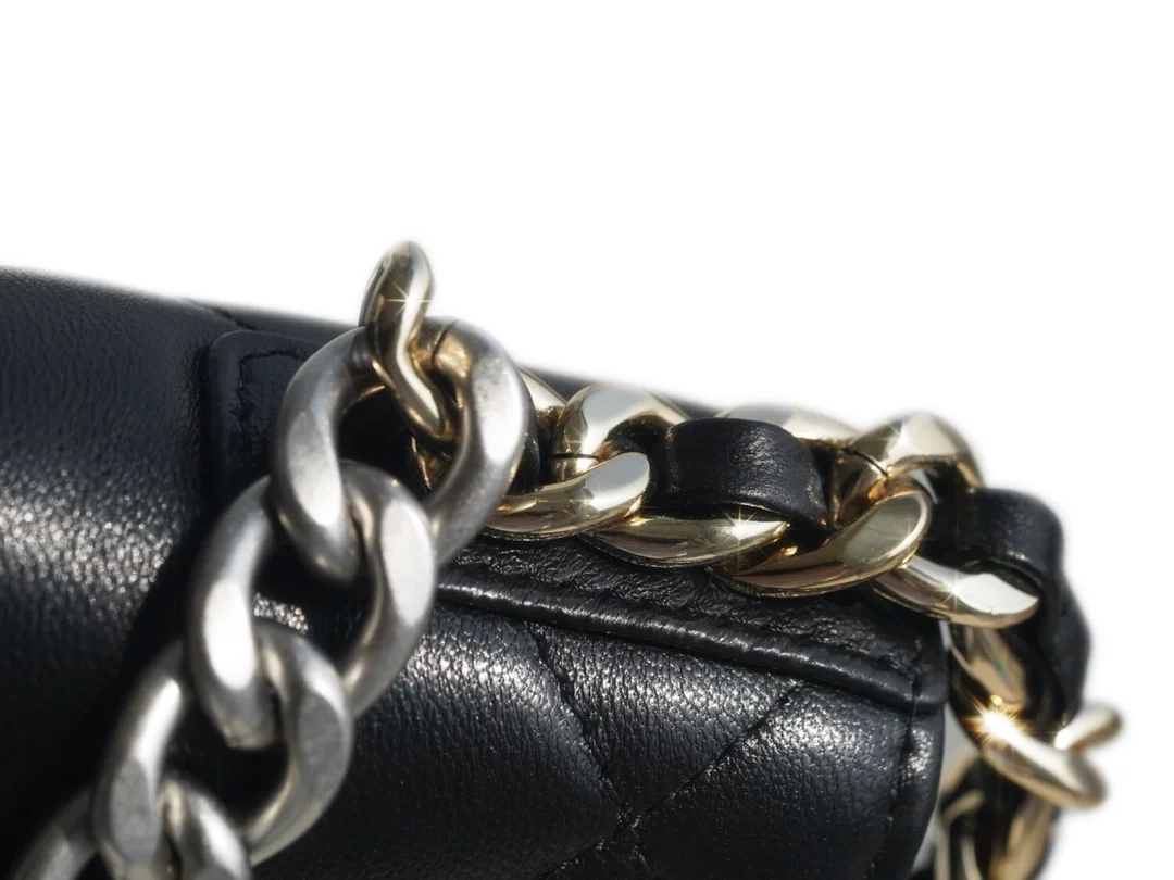 샤넬 19 WOC 턴락 램스킨 블랙 은장