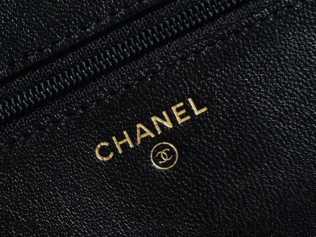 샤넬 19 WOC 턴락 램스킨 블랙 은장