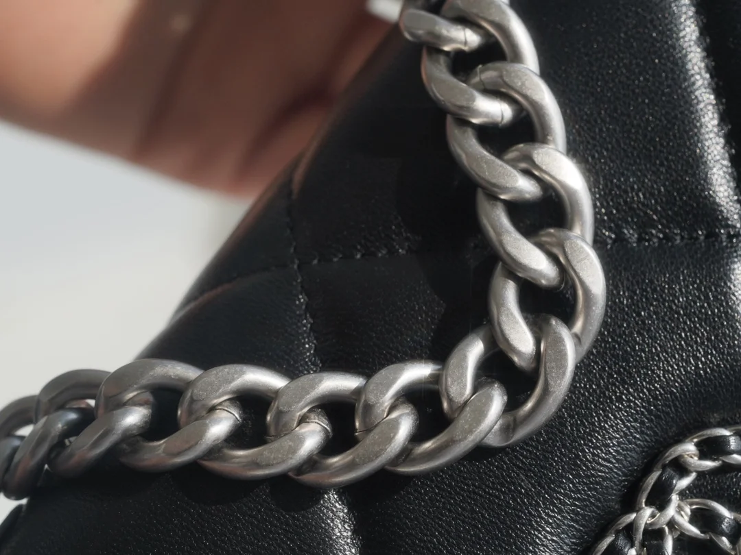 샤넬 19 WOC 턴락 램스킨 블랙 은장