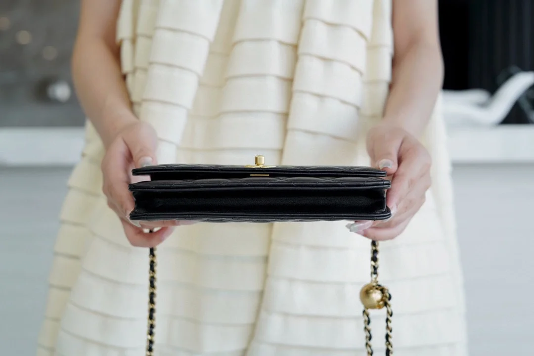 샤넬 WOC 골드볼 블랙 금장 램스킨