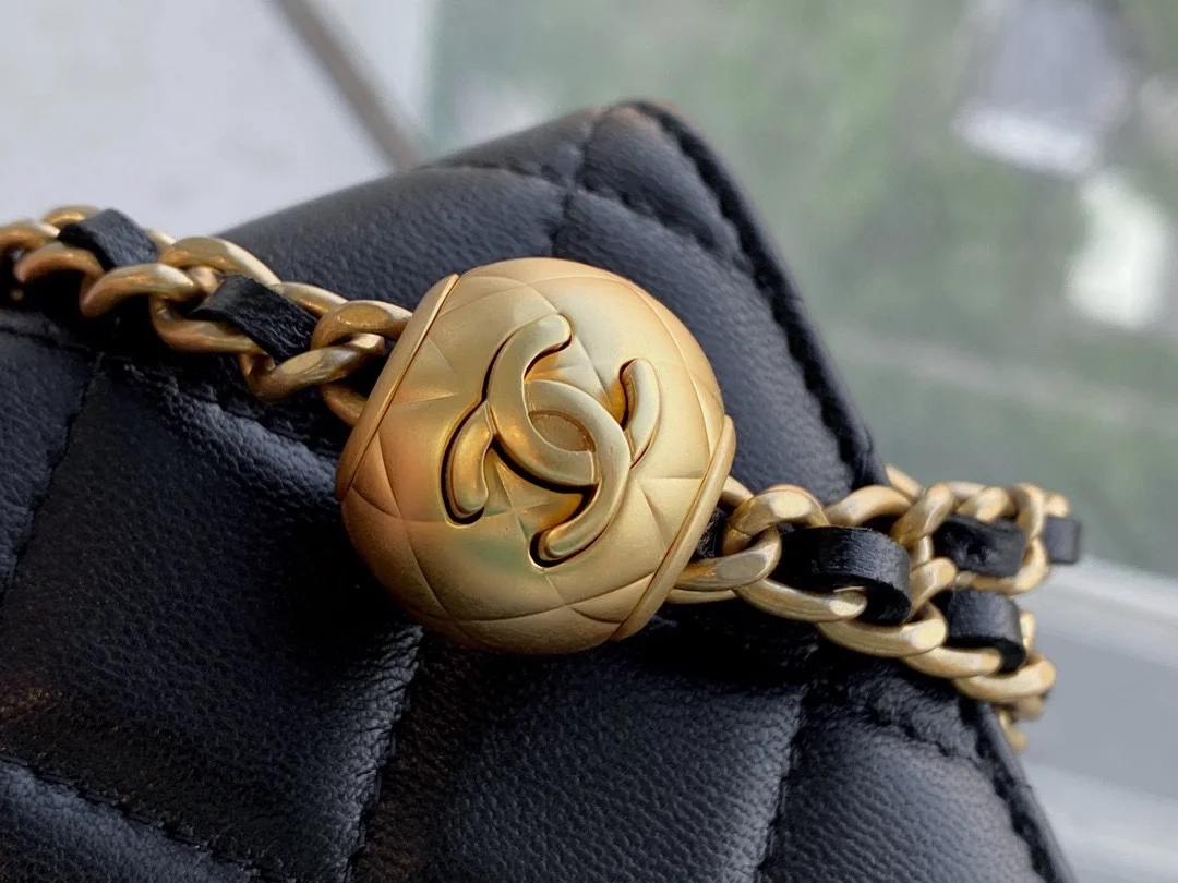 샤넬 WOC 골드볼 블랙 금장 램스킨