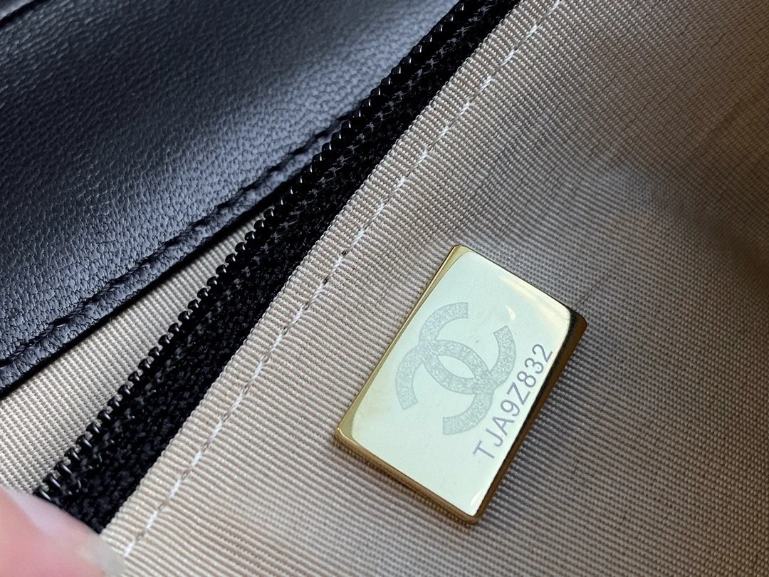 샤넬 WOC 골드볼 블랙 금장 램스킨