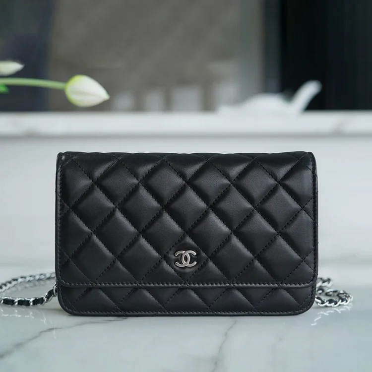 샤넬 클래식 WOC 블랙 은장 램스킨