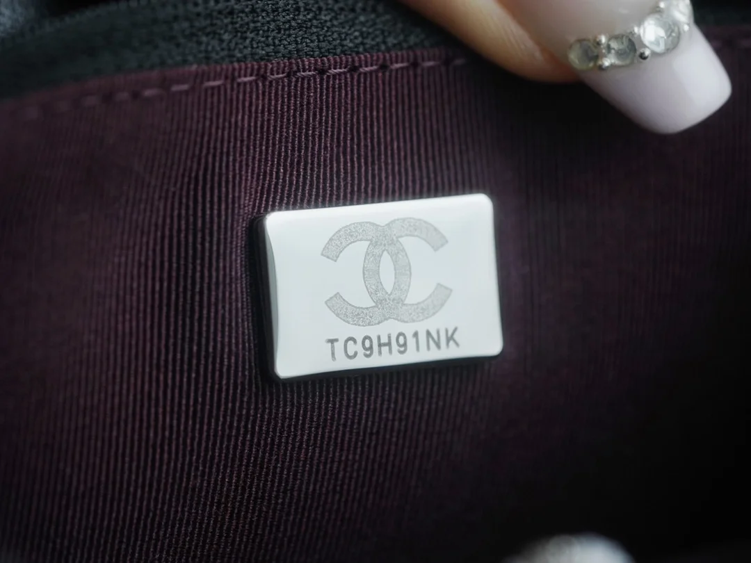 샤넬 클래식 WOC 블랙 은장 램스킨