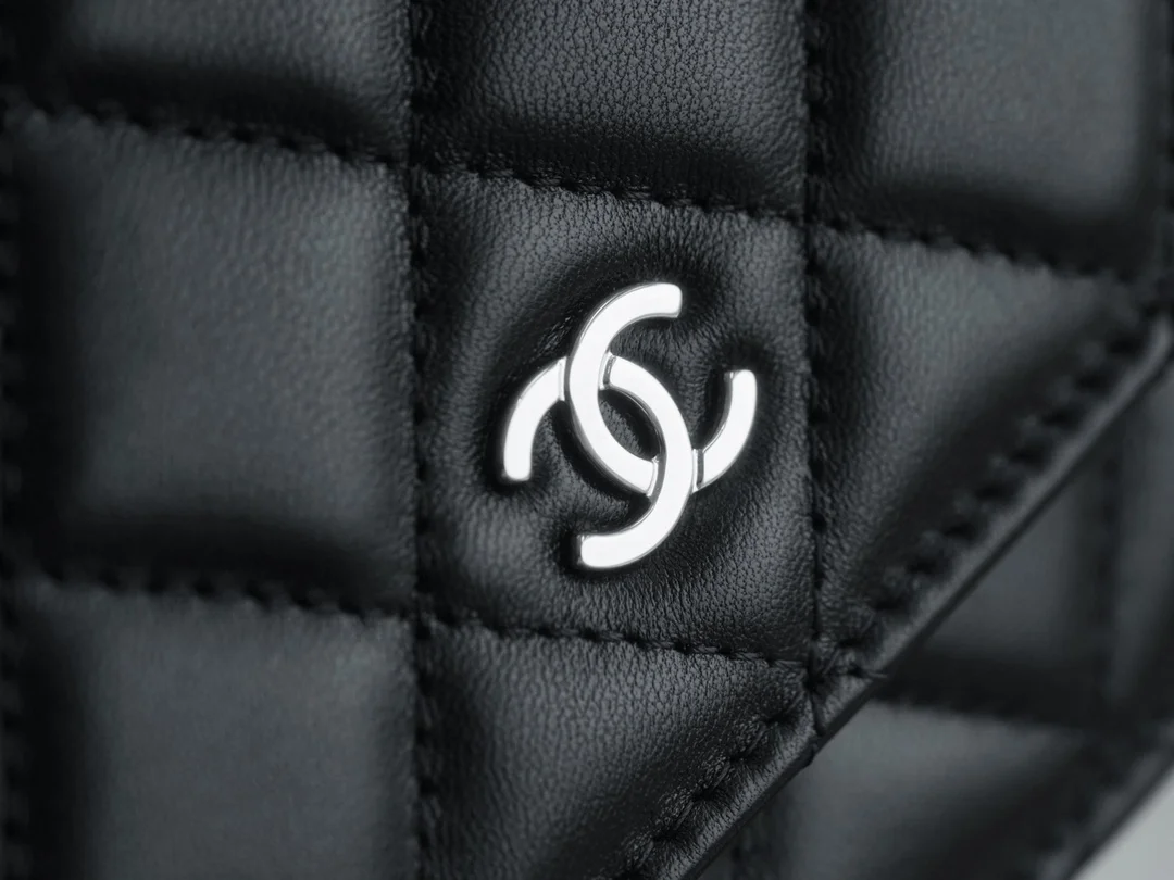 샤넬 클래식 WOC 블랙 은장 램스킨