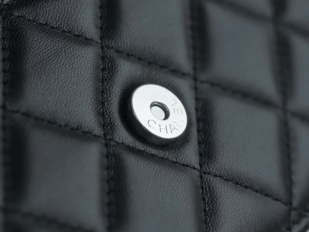 샤넬 클래식 WOC 블랙 은장 램스킨