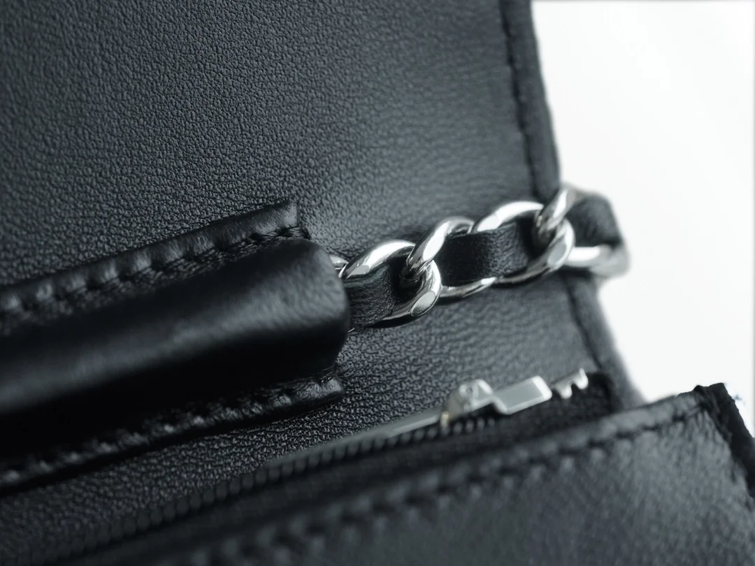 샤넬 클래식 WOC 블랙 은장 램스킨